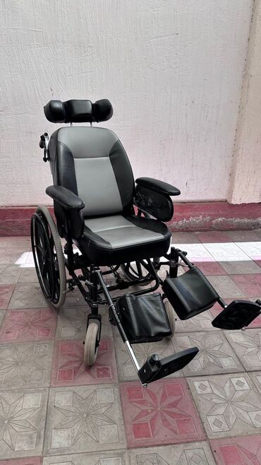 Инвалидные коляски: Инвалидная коляска очень удобная маневренная мягкая спускается