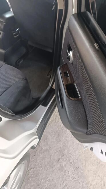 Nissan: Nissan Tiida: 1.8 l | 2011 il Sedan — 7