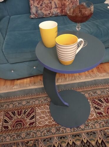 cay masasi: Divanda oturub çay kofe içmək üçün kiçik dekorativ stol, Diametir