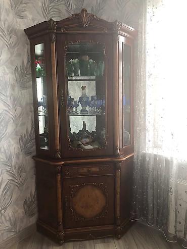 şuşəli dolab vitrini: Klassik üslubda bəzəkli bufet-vitrin - Material: masiv ağac/taxta — 1