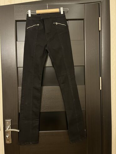 Atlama ipləri: Zara yan cibləri ve arxa eteklerde zamok olan, dar, uzun qara cins — 18