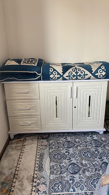 dressing table: Комод/тумба для хранения, светло‑кремового цвета. - Конфигурация — 1