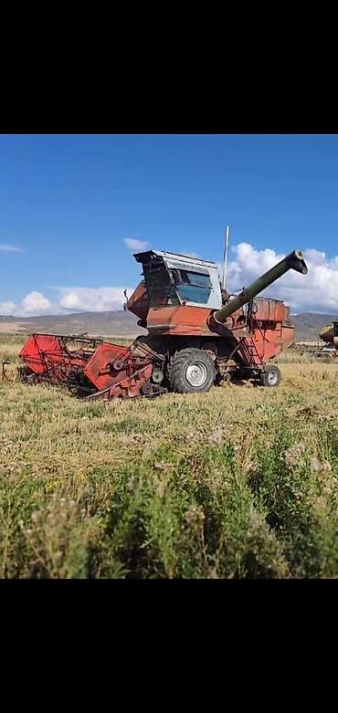 Зерноуборочные комбайны: Комбайн зерноуборочный самоходный с жаткой. 24 стартер. Кабина — 1