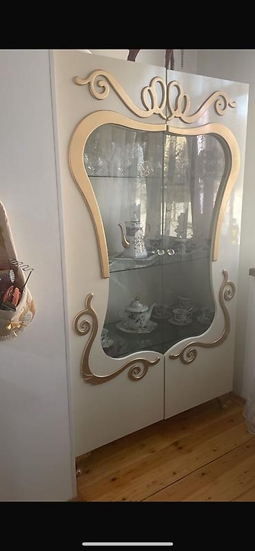 susə dolab: Barokko üslubunda dəst: güzgülü konsol/komod və vitrin şkaf. - Rəng — 2