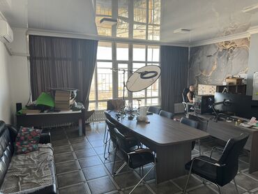 Офисы: Сдаю Офис, 157 м², В жилом комплексе, С видом на горы, С оборудованием, С отдельной кухней — 8