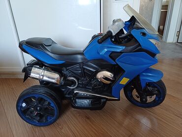 детский мотоцикл каталка: Uşaq üçün elektrikli üçtəkərli motosiklet - Rəng: mavi-qara, idman