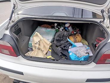 BMW: BMW 5 Series (E39) sedan – ağ rəngdə, M-paket vizual üslubunda — 7