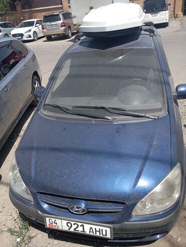 авто из кореи в наличии: Синий хэтчбек Hyundai Getz с багажником на крыше. Багажник белого