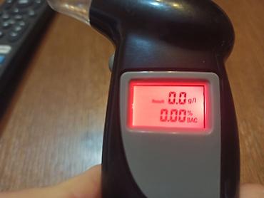 3 pa 1: Privezak alko-tester. Napaja se običnim baterijama od 1,5V. Uz njega — 2
