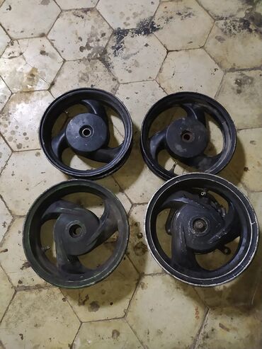 Motor üçün digər detallar: Moped üçün ehtiyat hissələri paketi Təsvir: - Arxa təkər komplekti — 6