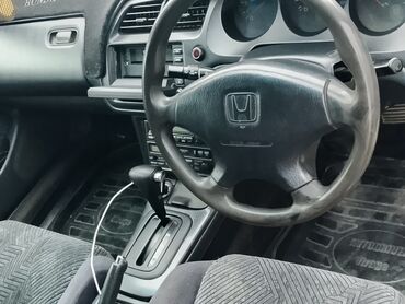 купить диски для машины: Белый седан Honda Accord. Оснащен автоматической коробкой передач, что