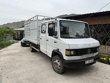трактор 82 1: Mercedes-Benz 811D — бортовой грузовик с двойной кабиной. Основные — 3