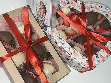 Съедобные букеты: Набор клубники в шоколаде в подарочной коробке. - Крупные свежие — 10