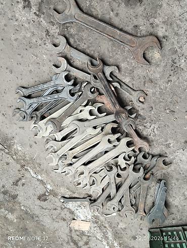 Инструменты для авто: Предлагается набор различных металлических гаечных ключей. В — 15