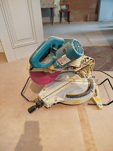 dərəcə kəsən: Makita sürüşdürülə bilən künc kəsən mişar (sliding compound miter saw) — 1