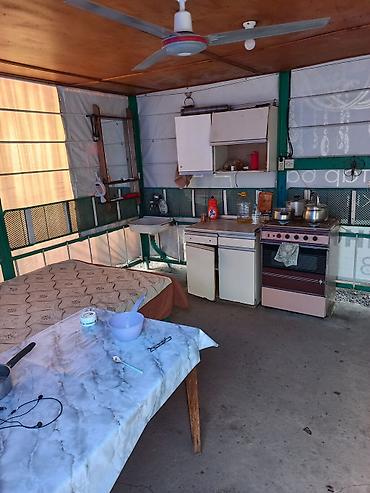 Продажа коттеджей и домов: Продам дом. Три двора,хозяйственный,главный,механический. Имеется — 21