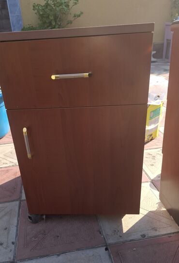 Bra, divar lampaları: Şüşə kölgəli, şirli metal əsaslı, dekorativ qızılı detallı bir divar — 9