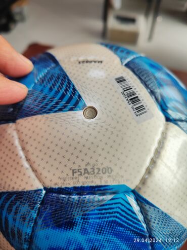 фудбольный мяч: Продаю мяч Новая Molten 5 размер. или меняю на 4 размер