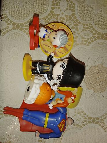 Uşaq oyuncaqları dəsti - Müxtəlif kolleksiya figurkaları bir yerdə. -