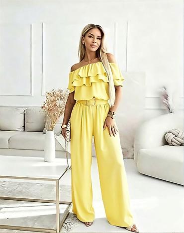 twilly hermes: Ženski elegantni kombinezon sa volanima na ramenima
2700 din
S M L — 3