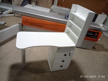 Салонные столы: Новый, Стол для маникюра, Без зеркала