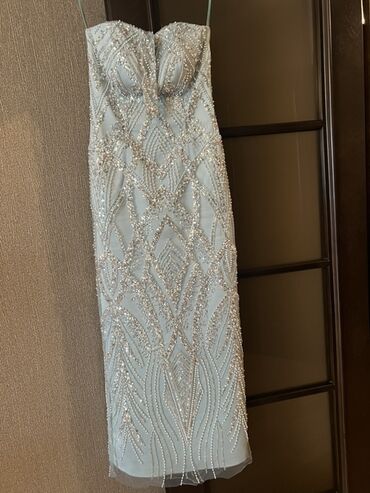Toy paltarları və aksesuarları: Strapless, büstyer kəsimli kokteyl/axşam geyimi. Açıq mavi rəngdədir