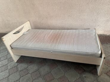 Односпальные кровати: Односпальная кровать, Б/у, С матрасом, Дерево, длина - 200 см