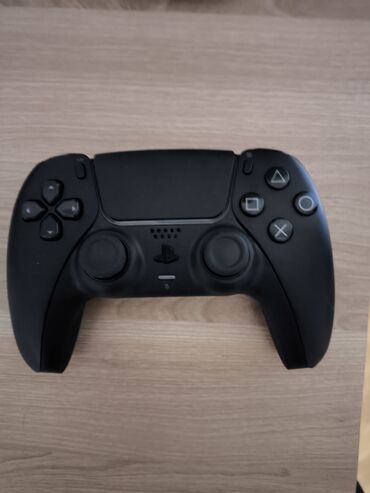 kamputur: Qara rəngli, simsiz PlayStation 5 DualSense oyun konsolu. Bu konsol