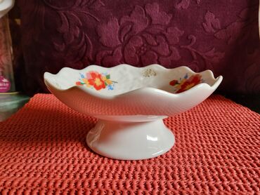 Stare vaze i dekor: Porcelanska nova,vintaz bombonijera. Visina. 6,5cm — 4