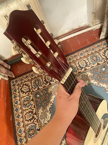 бу гитары: Гитара 🎸, сапаты жакшы, эч кандай сынган жери жок, кылдары баары — 3