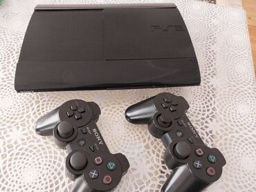 PS3 (Sony PlayStation 3): Sony playstation 3 super slim 500gb yaddasi var. Icinde 30 oyunu var