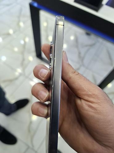 video isiq: Smartfon – metal çərçivəli, şüşə arxalı, düz kənarlı korpus. Ön — 6