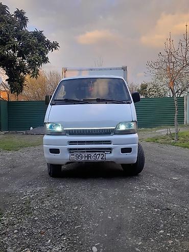 mercedes benz 208 d: Yüngül yükdaşıma üçün komakt furqon Ağ rəngli, qapalı furqon kuzovu — 1