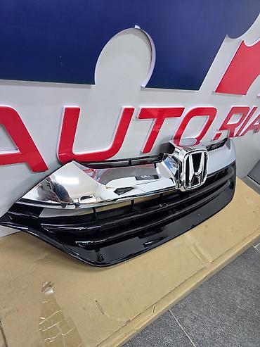 ришетка: Решетка радиатора Honda CR-V 2017–2019 (дорестайлинг, 5‑е поколение) — 2
