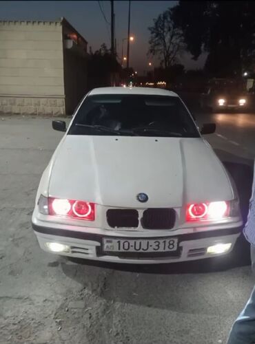 4 qapili niva satilir: BMW 318: 1.8 l | 1993 il Sedan