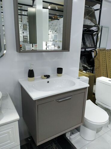 Taxta-şalban: Ağ rəngli keramika lavabo və boz rəngli asma şkafdan ibarət hamam