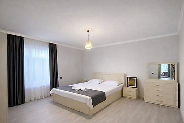 villa sekilleri: 🏡 Qəbələdə mərkəzdə dağ mənzərəli 8 nəfərlik sakit ərazidə yeni — 7