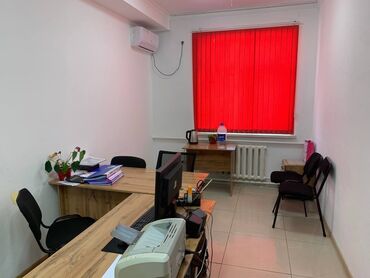 Офисы: Сдаю комнату в офисном здании по ул.Ахунбаева 48. С мебелью и общей