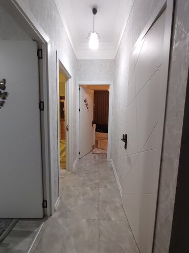 Yeni tikili: Xırdalanda 3 nömrəli məktəbin yanında 8/5 de 2/3 otağa düzəlmə təmirli — 2