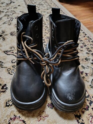 кожанные ботинки: Черные утепленные ботинки на шнуровке. остались 38 размермаломерят -