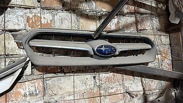 Решётка радиатора Subaru с фирменной эмблемой. Оригинальная деталь