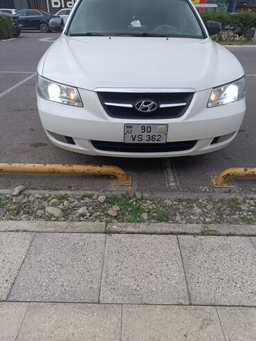 xacmazda ucuz avtomabiller: Hyundai Sonata sedan – ağ rəngli, qara elementlərlə sport üslubunda
