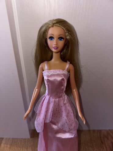 Toys: Barbika
Kao nova
Dodatna garderobica na poklon