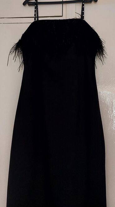 платье черное: Вечернее платье, Классическое, Средняя модель, Без рукавов, Перья