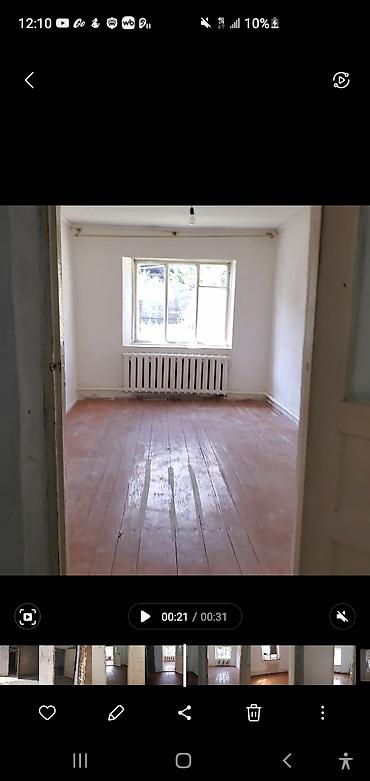 Продажа полдома: Продаётся дом можно под снос Основные характеристики: - Просторные — 1