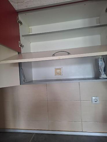salon: Komplet kuhinja sa policom od poda do plafona i aspiratorom. - Ugaona — 6