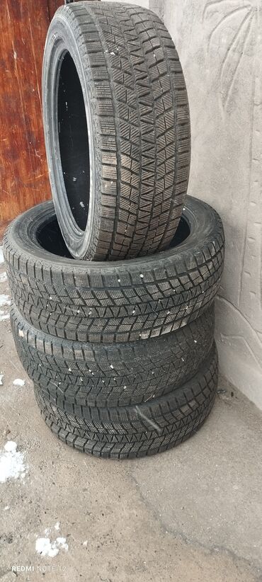 комплект зимней резины: Комплект зимних шин (4 шт.). Параметры с боковины: - Размер: 235/45