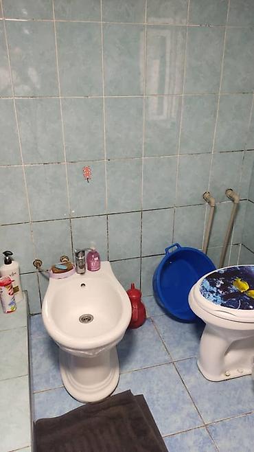 Продажа коттеджей и домов: Продается одноэтажный дом с закрытым двором и хозпостройками. - — 17