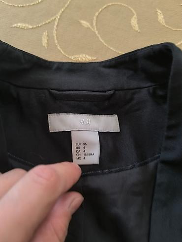 Pencəklər: H&M qadın blezeri - Rəng: qara - Model: düyməsiz, dar kəsim — 2