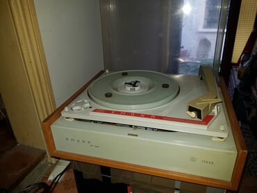 Stari uređaji: Vintage gramofoni – dve jedinice Opis 1: - Mehanički gramofon sa — 6